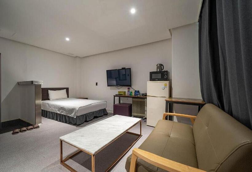 חדר דלוקס, Pacific7