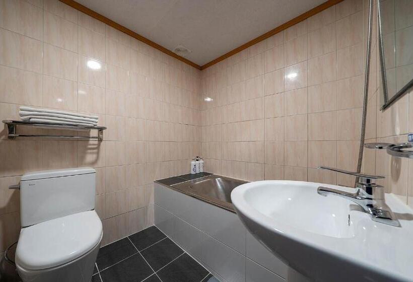 חדר דלוקס, Pacific7