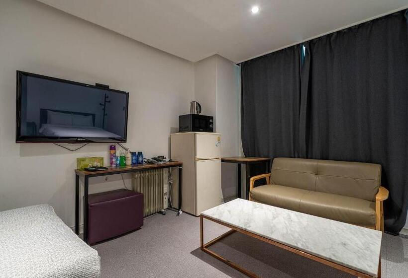 חדר דלוקס, Pacific7