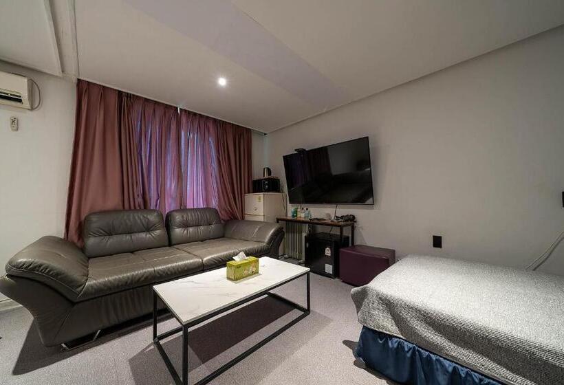 חדר דלוקס, Pacific7