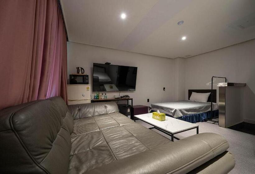 חדר דלוקס, Pacific7