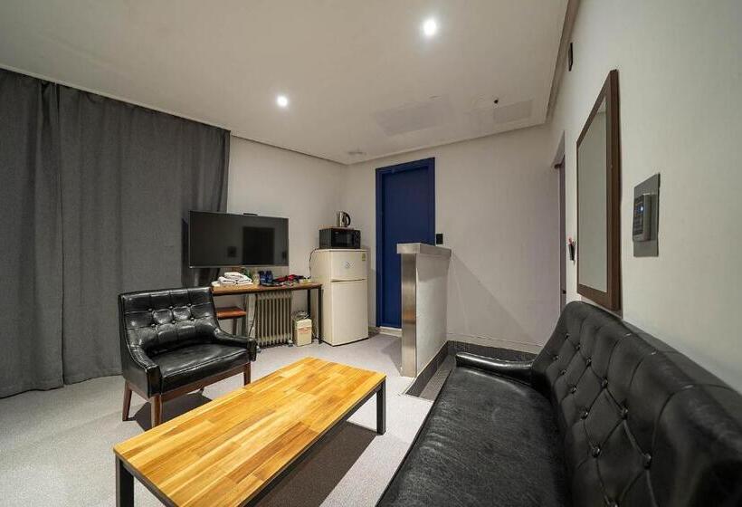 חדר סופריור, Pacific7