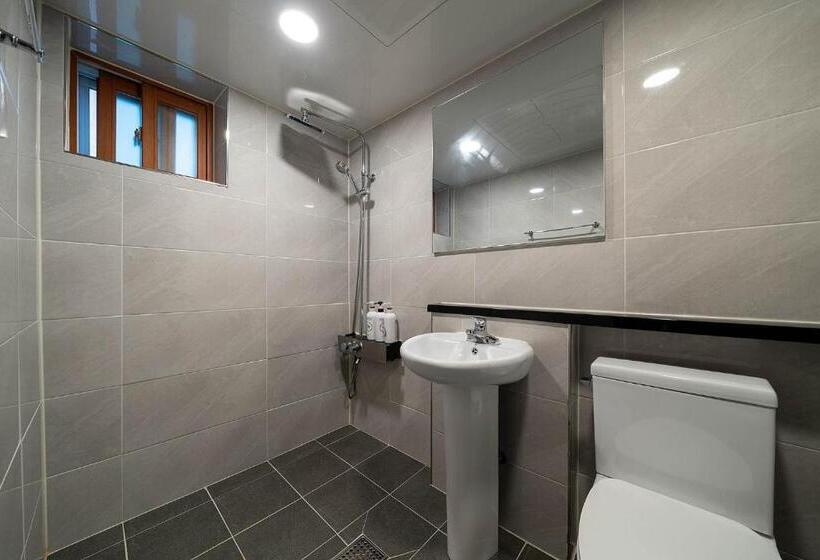 חדר משפחתי, Pacific7