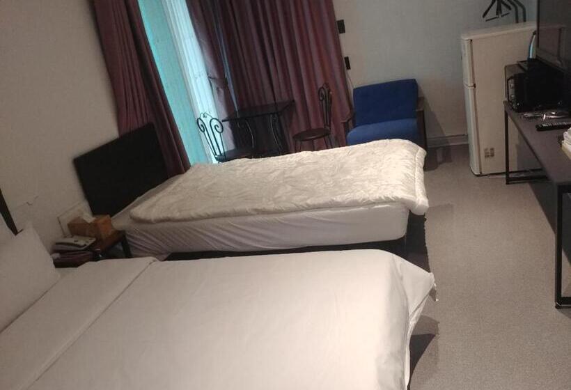 חדר משפחתי, Pacific7