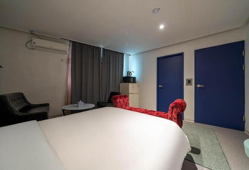 חדר סטנדרט, Pacific7