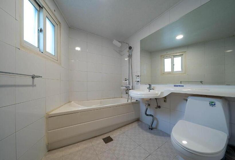 חדר סטנדרט, Pacific7