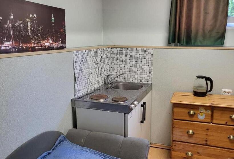 اتاق اکونومی, Hostel Umbrella