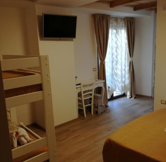 חדר לארבעה סטנדרטי עם מרפסת, Antico Borgo