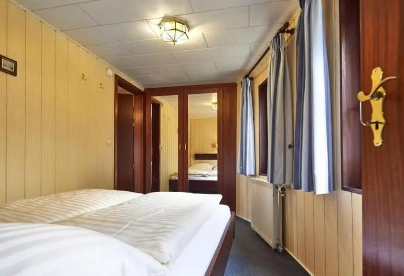 スーペリアールーム, Schiff Stinne