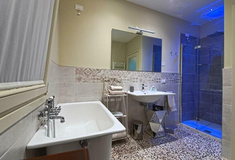 اتاق لوکس, 28 Alla Rotonda