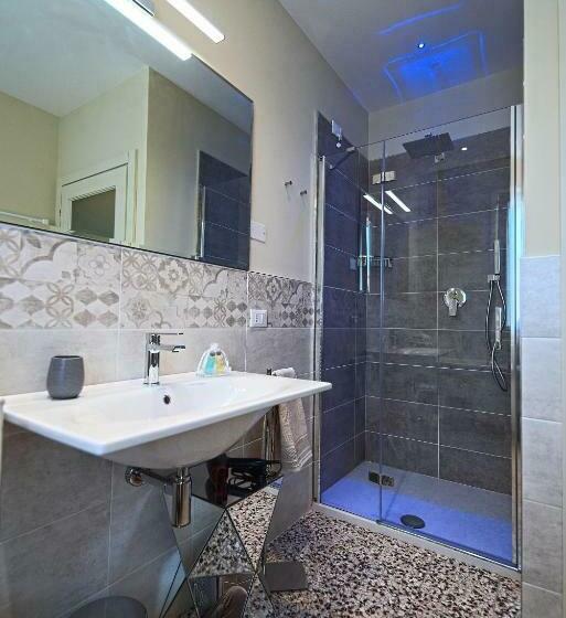 اتاق لوکس, 28 Alla Rotonda