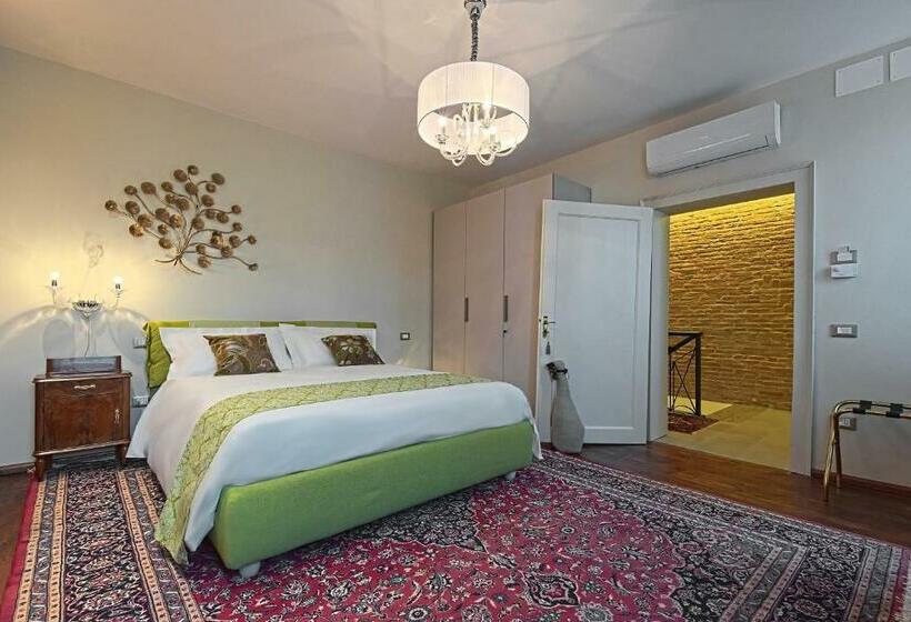 اتاق لوکس با تخت بزرگ, 28 Alla Rotonda