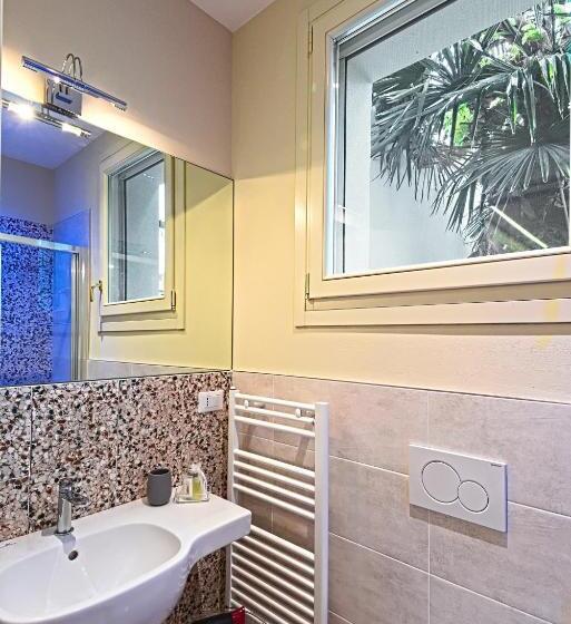 اتاق لوکس با تخت بزرگ, 28 Alla Rotonda