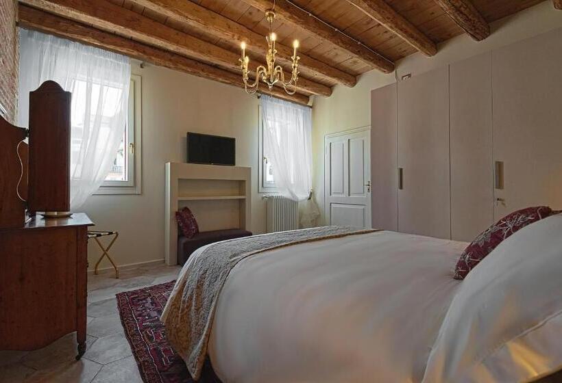 اتاق سوپریور, 28 Alla Rotonda