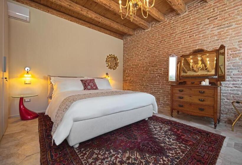 اتاق سوپریور, 28 Alla Rotonda