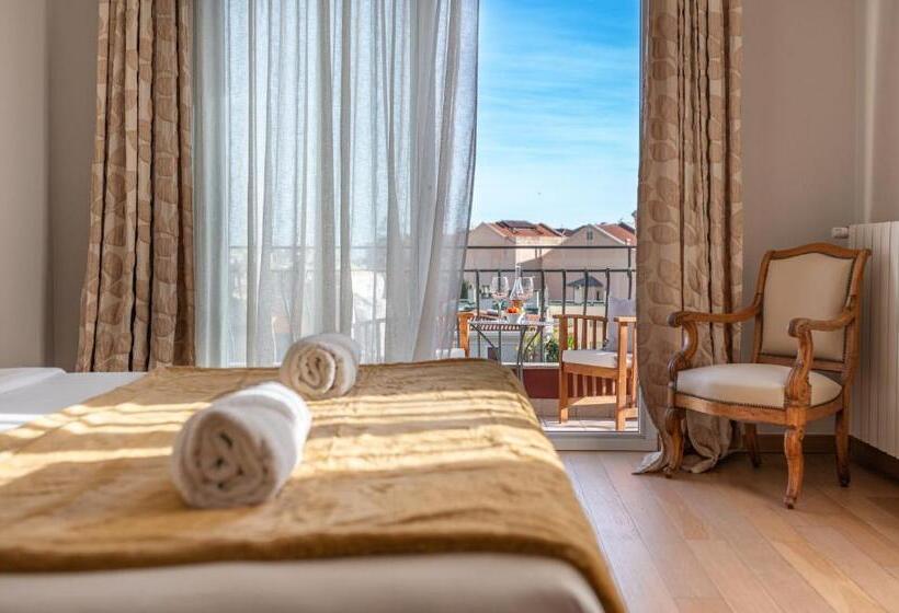 Номер Стандарт с Балконом, La Fabrique à Poupées   Chambres De Charme Au Coeur De Menton