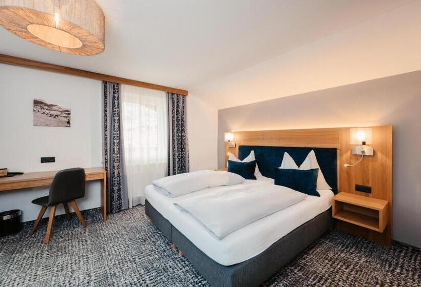 Quarto Triplo Estandar com Sacada, Gasthof Schützenhof