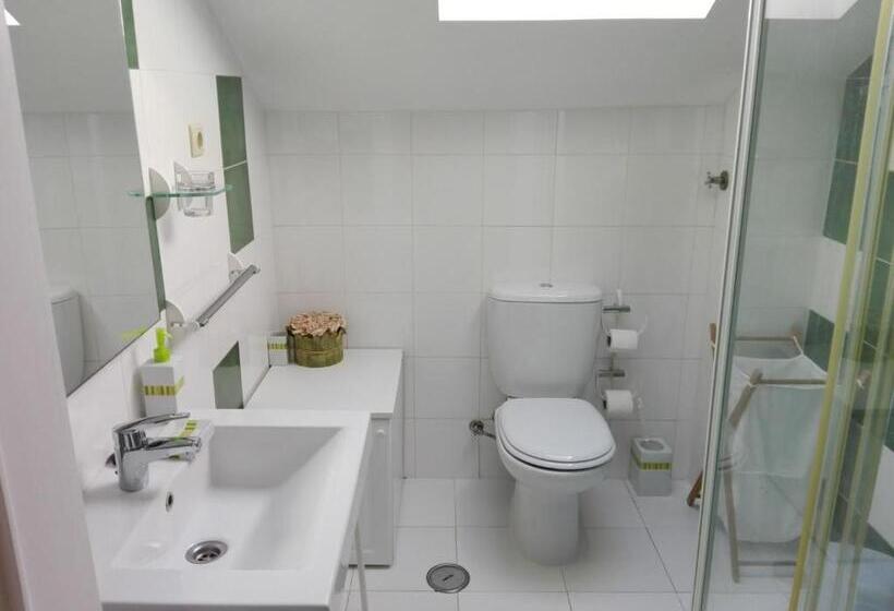 اتاق سهنفرۀ استاندارد با سرویس بهداشتی بیرون از اتاق, Adore Portugal Coimbra Guest House