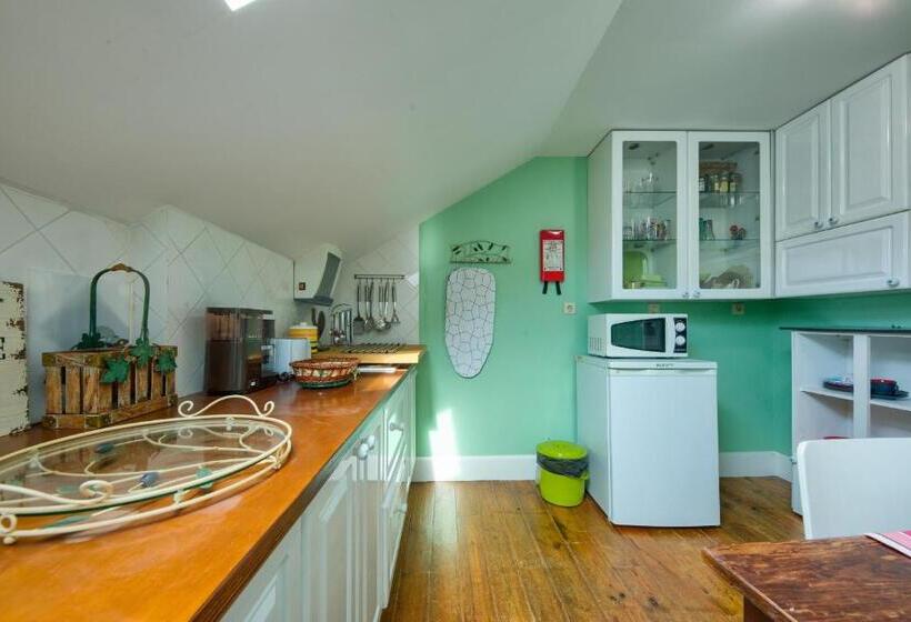 اتاق سه‌نفرۀ استاندارد با سرویس بهداشتی بیرون از اتاق, Adore Portugal Coimbra Guest House