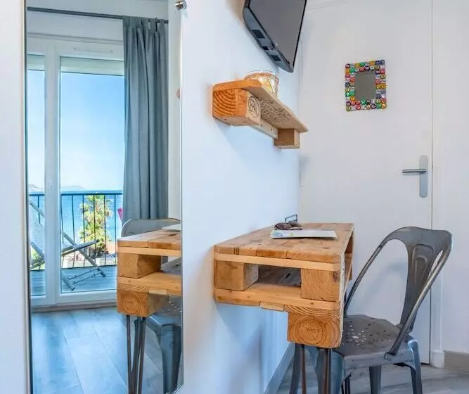 オーシャンビューエコノミールーム, Hôtel Almanarre Plage   Hôtel Eco Responsable Face à La Mer