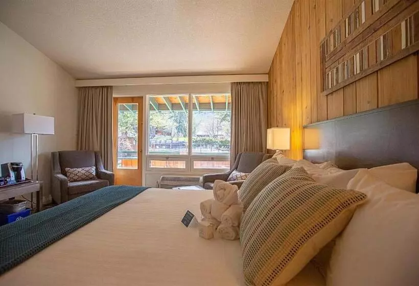 キングサイズベッドのデラックスルーム, Fairmont Hot Springs Resort