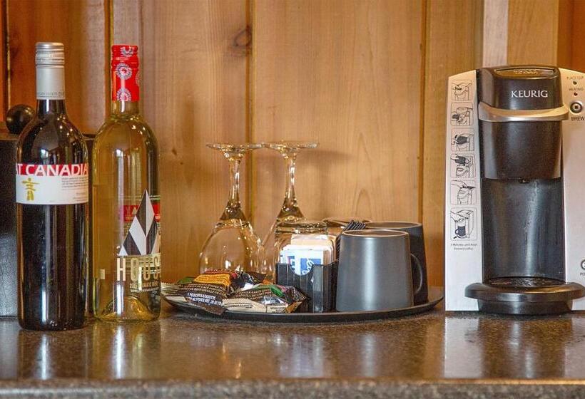 חדר סטנדרט נוף לבריכה, Fairmont Hot Springs Resort