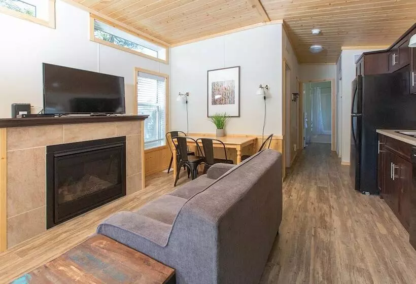 デラックスキャビン, Fairmont Hot Springs Resort