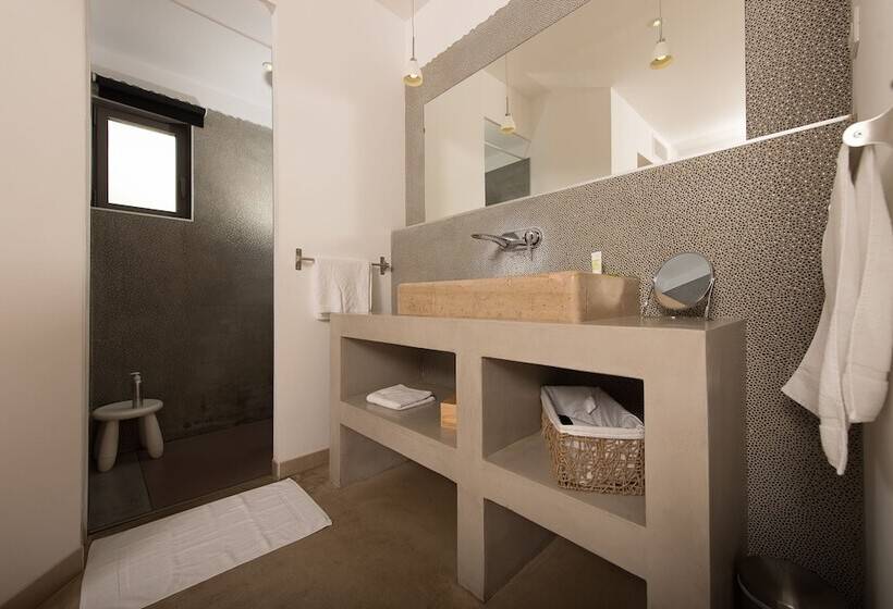 غرفة ديلوكس, 96