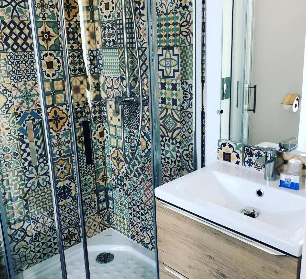 标准间, Alexandra Boutique