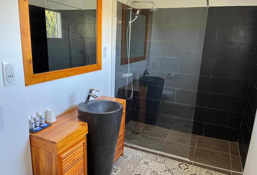 舒适三人间, Alexandra Boutique