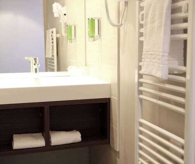 Номер Комфорт, Brit Hotel Vannes Theix