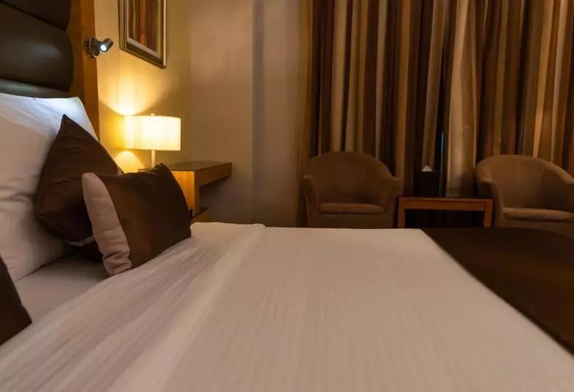 キングサイズベッドのスーペリアルーム, Copthorne Hotel Sharjah