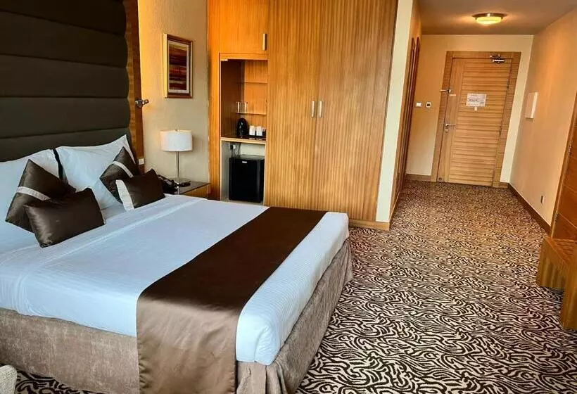 湖の見えるプレミアムルーム, Copthorne Hotel Sharjah