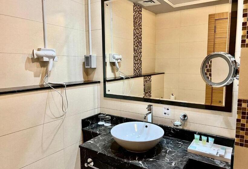 חדר פרמיום נוף לאגם, Copthorne Hotel Sharjah