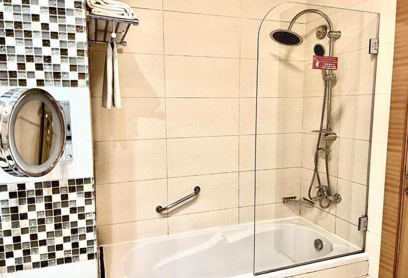 חדר פרמיום נוף לאגם, Copthorne Hotel Sharjah