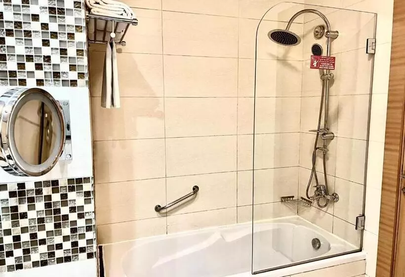 湖の見えるプレミアムルーム, Copthorne Hotel Sharjah