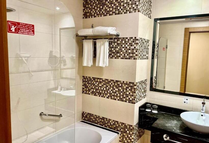 חדר דחוקס עם מיטת קינג, Copthorne Hotel Sharjah