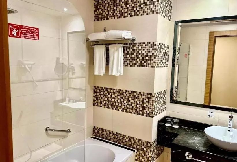 キングサイズベッドのデラックスルーム, Copthorne Hotel Sharjah