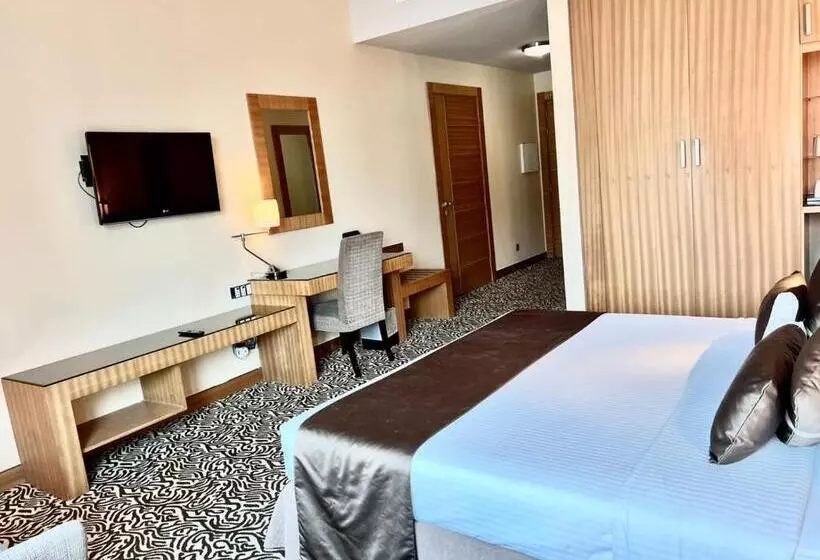 キングサイズベッドのデラックスルーム, Copthorne Hotel Sharjah
