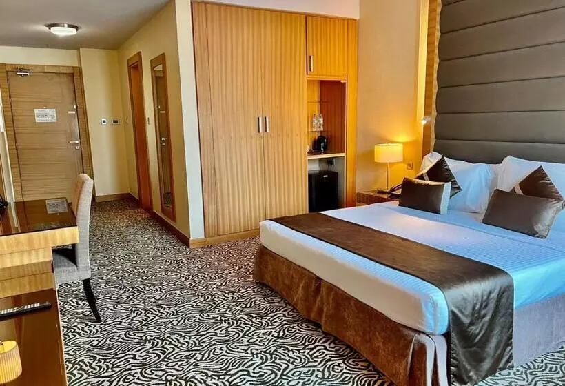 キングサイズベッドのデラックスルーム, Copthorne Hotel Sharjah
