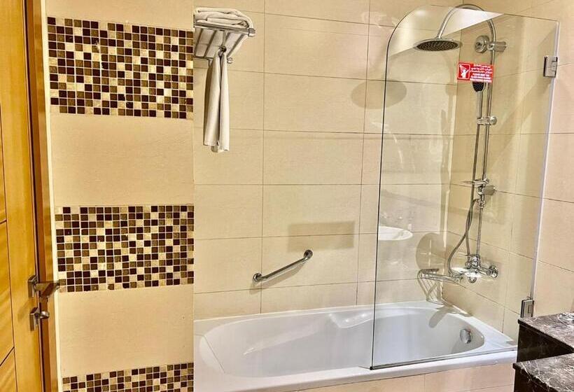 חדר דלוקס נוף לעיר, Copthorne Hotel Sharjah