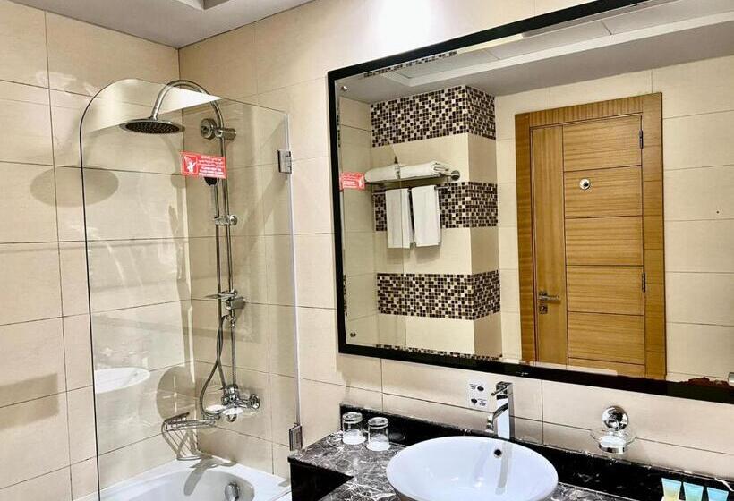 חדר דלוקס נוף לעיר, Copthorne Hotel Sharjah