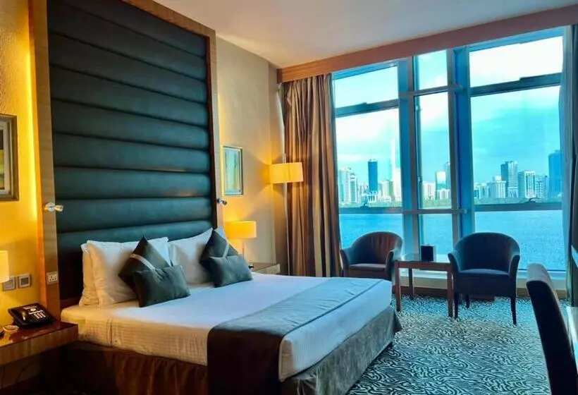 キングサイズベッドのスタンダードルーム, Copthorne Hotel Sharjah