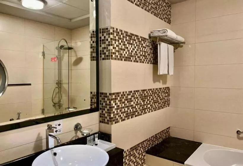キングサイズベッドのスタンダードルーム, Copthorne Hotel Sharjah