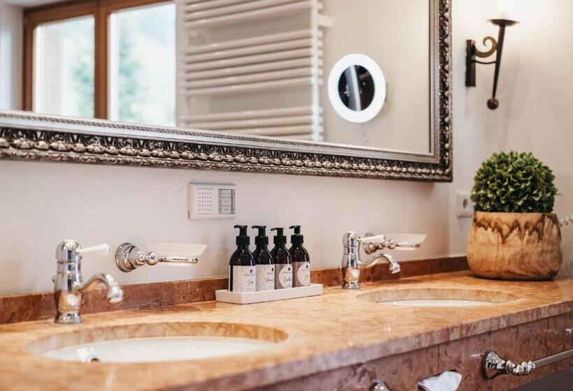 جناح ديلوكس, Oberforsthof