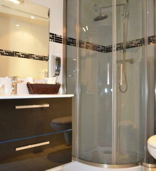 اتاق لوکس, Regina Montmartre