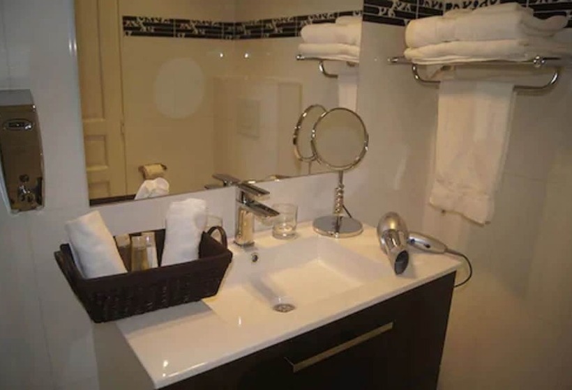 اتاق لوکس, Regina Montmartre