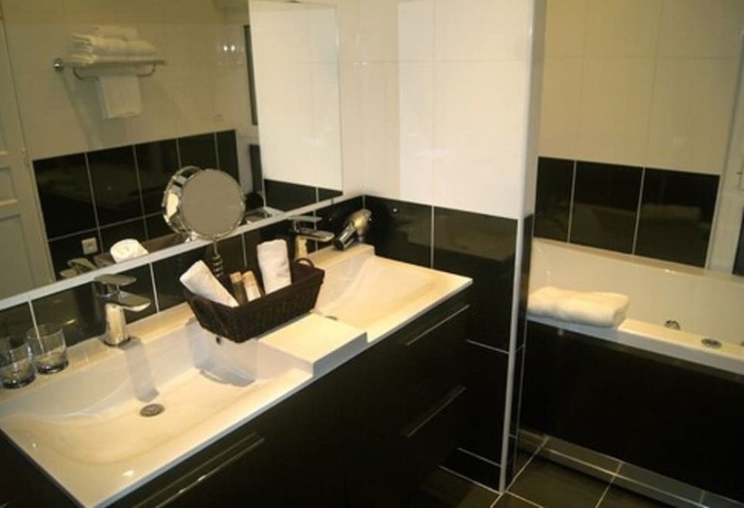 اتاق لوکس, Regina Montmartre