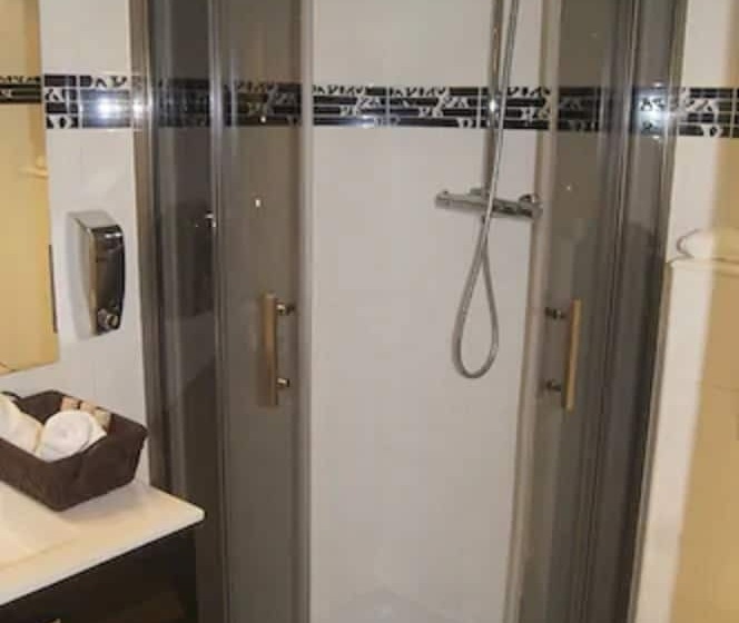 اتاق لوکس, Regina Montmartre