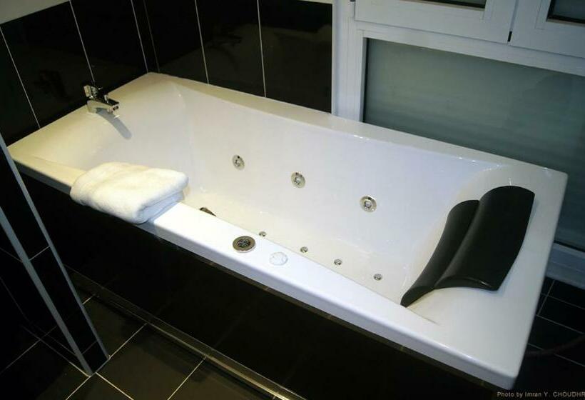 سوییت لوکس, Regina Montmartre